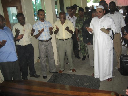 Une séance de prière avant l'embarquement